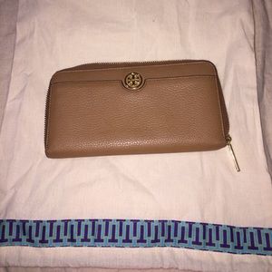 Tory Burch Robinson Pebble wallet
